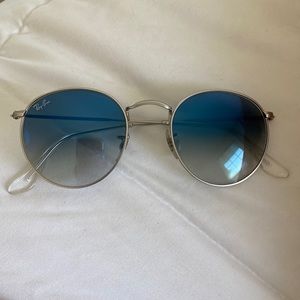 perfect condition ray bans comes with brown leather case